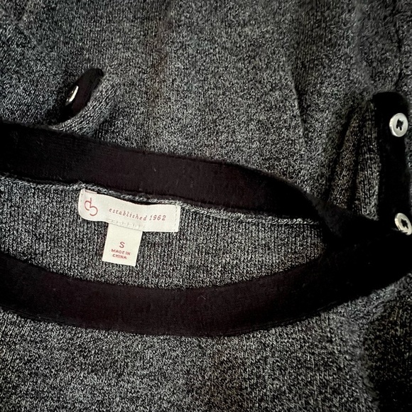 Cute CB Gray Sweater Top with Black Neckline and Buttons on 3/4 Sleeves Sz S - Picture 6 of 7